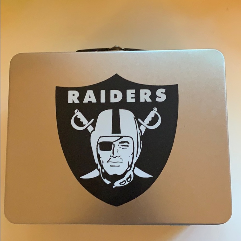 Oakland Raiders metal lunchbox